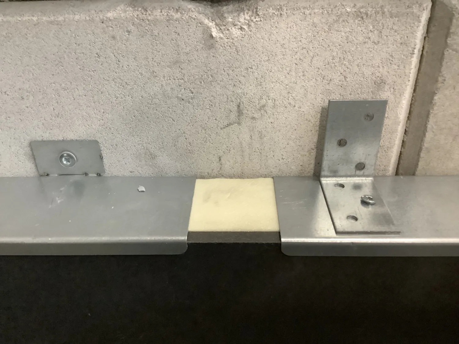 Resultaat met links de bevestiging met Fermi Kantplankprofiel, rechts met Fermi Kantplankprofiel en eigen hoekprofiel.
